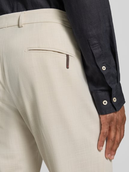 Männermodel trägt Anzughose mit Bügelfalten Modell 'Beppe' von CINQUE, Material-Mix mit Viskose-Anteil, Detailaufnahme Rückansicht.