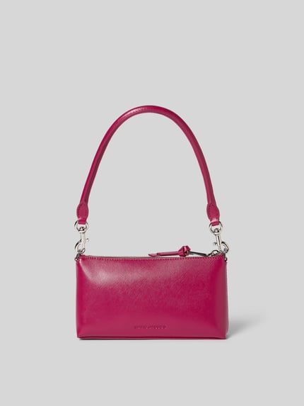 Produktfoto, Pochette aus echtem Rindsleder von Marc Jacobs, skóra bydlęca, efekt łańcuszka, detal z logo, główna przegroda z zamkiem błyskawicznym, odpinany pasek, szerokość w rozmiarze 1: 21 cm, długość w rozmiarze 1: 12 cm, głębokość w rozmiarze 1: 4 cm