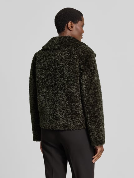 Männermodel trägt Regular Fit Jacke mit Wykładany kołnierz z Futerko od FUCHS SCHMITT, Listwa guzikowa, czarny, widok całej sylwetki z tyłu. Długość tyłu 52 cm, Szerokość ramion 46 cm, Szerokość w rozmiarze klatki piersiowej 53 cm, Długość rękawów 62 cm.