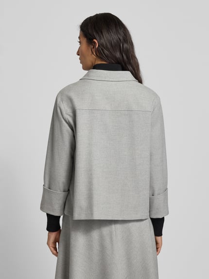Vrouwenmodel draagt Regular Fit Blazer met Pattentaschen van More & More in lichtgrijs materiaalmix met viscose, rugaanzicht.