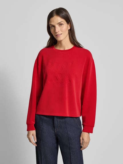 Vrouwenmodel draagt Regular Fit sweatshirt uit modalmix van s.Oliver RED LABEL, look effen, reliëflogo, ronde hals, lange mouw, sweat, frontale borst-nahaufnahme.