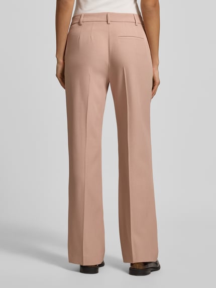 Frauenmodel trägt Stoffhose mit Gesäßtasche von Jake*s Collection in Beige, lockerer Schnitt, Material-Mix, Ganzkörperansicht Rückansicht.