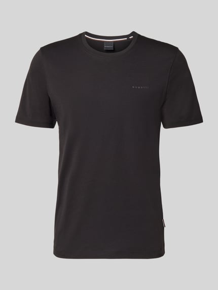 Produktfoto, T-Shirt mit Label-Detail von bugatti, schwarze Farbe, Reine Baumwolle, Gerader-Schnitt, Rundhalsausschnitt, Rückenlänge 70 cm bei Größe M