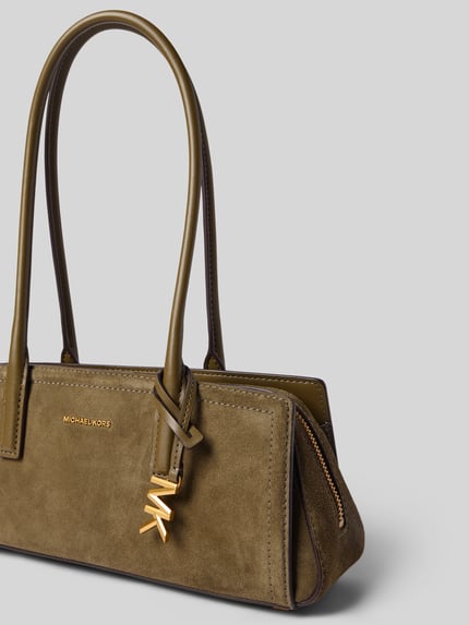 Produktfoto, Handtasche aus echtem Leder mit Label-Applikation Modell 'LAILA' von MICHAEL Michael Kors in Olive mit goldfarbenen Details, rechteckige Form, weiche Wildleder-Textur, neutraler Hintergrund, Kontext: Damen Handtasche, Hauptfach mit Reißverschluss, Schulterriemen 66 cm, Maße 32x12x10 cm.