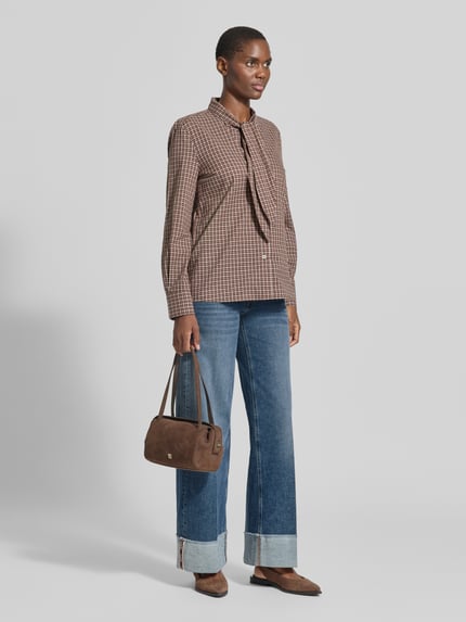 Frauenmodel trägt Wide Fit Jeans aus Baumwoll-Mix Modell 'ANTONIA' von CAMBIO, mittleres Blau, lockere Passform, kräftige Umschläge, Damen Wide & Loose Fit Jeans, Ganzkörperansicht von vorne.
