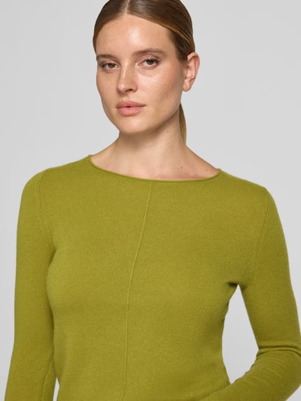 Frauenmodel trägt Regular Fit Strickpullover aus reinem Kaschmir von Christian Berg Woman in Grün, strukturierte Oberfläche, Nahaufnahme Oberkörper.