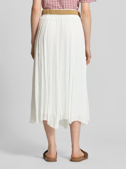 Vrouwenmodel draagt Regular Fit midirok uit viscosemix met riem, plooilook van Apricot, kleur wit, totale lengte maat S 78 cm, bandwijdte 34 cm, geheelbeeld achteraan.