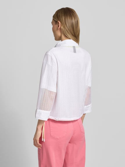 Frauenmodel trägt Regular Fit Blazer mit Pattentaschen und 3/4-Arm von Marc Cain, weißer Material-Mix mit Stretch-Anteil, Ganzkörperansicht Rückansicht. Rückenlänge bei Größe 36: 53 cm, Brustweite 50 cm, Ärmellänge 48 cm. Strukturierte, leicht transparente Textur.