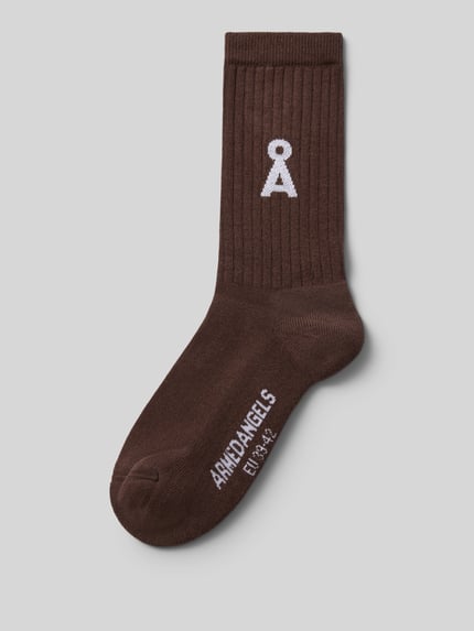 Produktfoto, einfarbige braune Socken aus Baumwoll-Mix mit weißem Logo, Modell 'SAAMUS' von ARMEDANGELS, Damen Socken