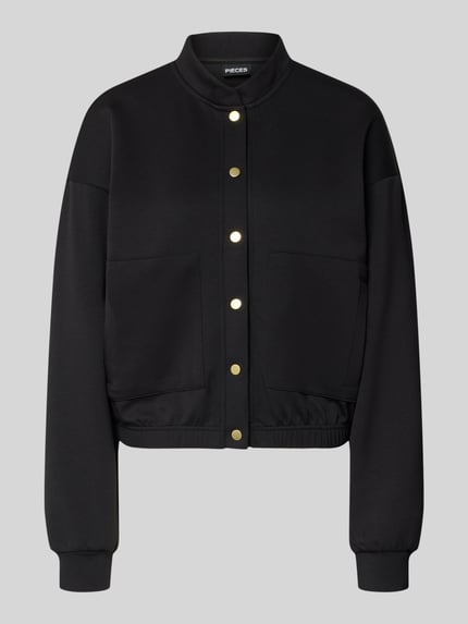 Produktfoto, Regular Fit Bomberjacke mit Viskose-Anteil Modell 'TALIA' von Pieces in Schwarz, unifarben, Stehkragen, Sweat-Material, goldene Druckknöpfe