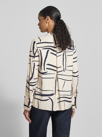 Frauenmodel trägt Regular Fit Hemdbluse aus reiner Viskose von Tommy Hilfiger mit Allover-Muster, feiner Webstruktur, Ganzkörperansicht Rückansicht.