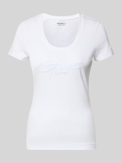 Produktfoto, T-Shirt met U-hals model 'SCRIPT' van Guess, wit, nauwsluitende fit, katoen-elastaanmix, label-stitching.