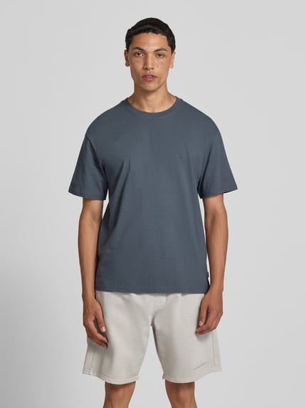 Männermodel trägt Regular Fit T-Shirt mit Rundhalsausschnitt von Jack & Jones in Dunkelblau aus Reine Baumwolle, 1/2-Arm, Ganzkörperansicht von vorne. Rückenlänge bei Größe M: 70 cm.