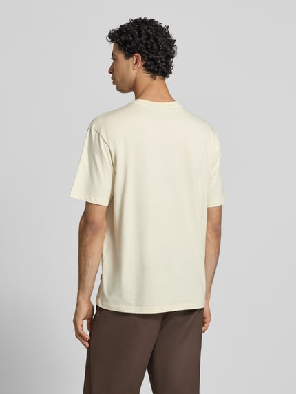 Männermodel trägt Relaxed Fit T-Shirt aus reiner Baumwolle Modell 'RICO' von Only & Sons, Optik: Unifarben, Ganzkörperansicht Rückansicht.