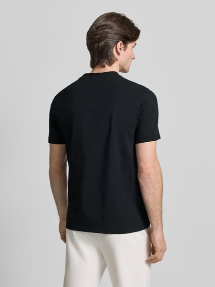 Männermodel trägt T-Shirt mit Label-Print von BOSS Green, unifarbenes Design, Baumwoll-Elasthan-Mix, gerader Schnitt, Rückansicht.