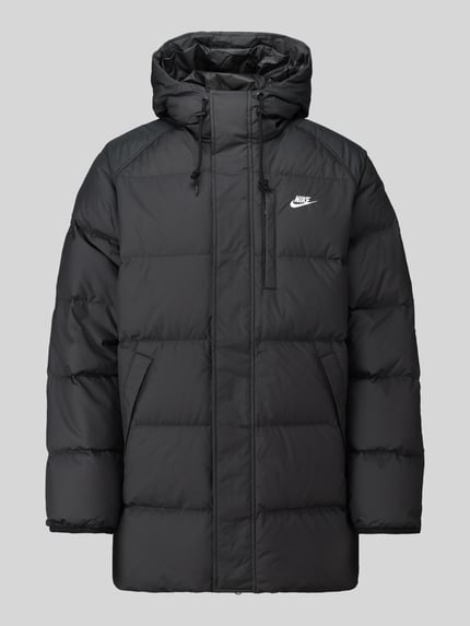 Produktfoto, schwarze Regular Fit Steppjacke mit Kapuze von Nike, unifarben, Longline, mit Logo-Stitching und seitlichen Eingrifftaschen