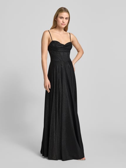 Modelka kobieca nosi Schimmerndes Abendkleid mit Spaghettiträgern od Hey Kyla, czarne, połyskujące, długi fason, widok całej sylwetki z przodu.