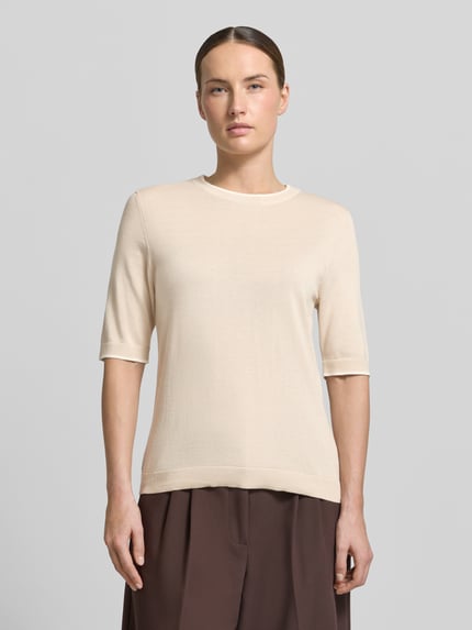 Vrouwenmodel draagt Regular Fit T-shirt uit mix van katoen en modal met gebreide look van s.Oliver BLACK LABEL, ronde hals, korte mouw, geribde mouwboord en rompzoom, tricotmateriaal, vooraanzicht bovenlichaam.