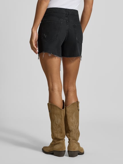 Frauenmodel trägt Regular Fit Jeansshorts aus reiner Baumwolle von REVIEW in Schwarz mit Destroyed-Look und Strasssteinen, Ganzkörperansicht Rückansicht.