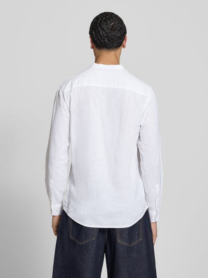 Männermodel trägt Slim Fit Freizeithemd aus Baumwoll-Leinen-Mix Modell 'CAIDEN' von Only & Sons, Optik: Unifarben, Ganzkörperansicht Rückansicht