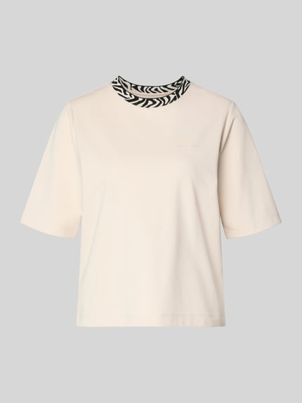 Produktfoto, T-shirt mit Rundhalsausschnitt von Marc Cain, mieszanka bawełny i modalu, krój regular fit, logo, jasny kolor, gładka tekstura