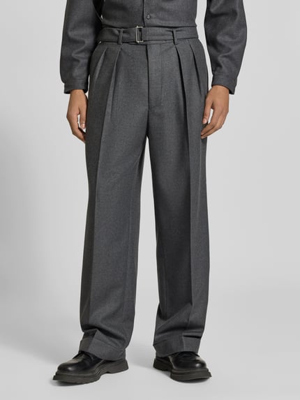 Männermodel trägt Regular Fit Bundfaltenhose aus Schurwolle mit Umschlag von Officine Générale in grau, Struktur, Webware, Ganzkörperansicht von vorne.