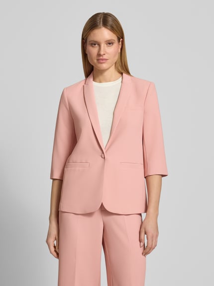 Kobiece model prezentuje Regular Fit Blazer mit 3/4-Arm Modell 'Junie Miley' od MOS MOSH, kołnierz z połami, zapięcie na guzik, żakiet w kolorze jasnoróżowym, szerokość w rozmiarze 36: 48 cm, długość tyłu 65 cm, długość rękawów 42 cm, przód, ujęcie całej sylwetki.