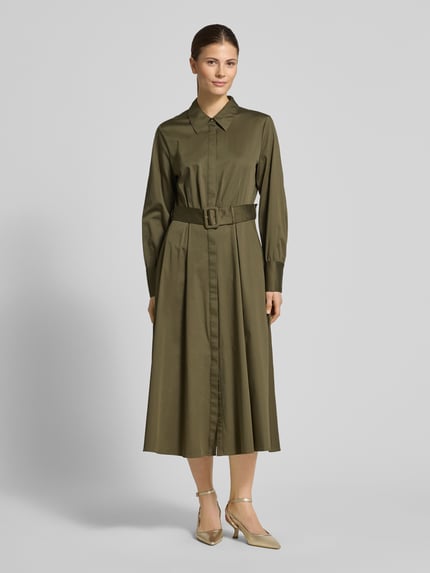 Vrouwenmodel draagt Regular Fit Midikleid mit Umlegekragen van comma in olijfgroen, elastische katoenmix, taillering, lange mouwen, afneembare stoffen riem, knoopsluiting, frontaal volledig zichtbaar, gehele lichaamsaanzicht.