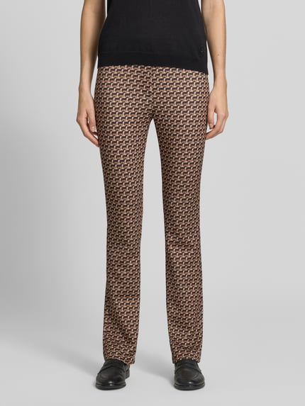 Kobiece modelka nosi Flared Cut Hose im Allover-Look mit elastischem Bund von Marc Cain, mieszanka materiałów z dodatkiem streczu, rozkloszowany krój, wzór na całej powierzchni, elastyczny pas, szerokość w rozmiarze 36: 37 cm, długość wewnętrzna nogawki w rozmiarze 36: 82 cm, widok całej sylwetki z przodu.