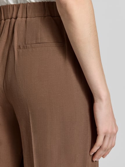Frauenmodel trägt Culotte mit Leinen-Anteil und elastischem Bund Modell 'Celino' von Someday, Viskose-Mix, Detailaufnahme Rückansicht.
