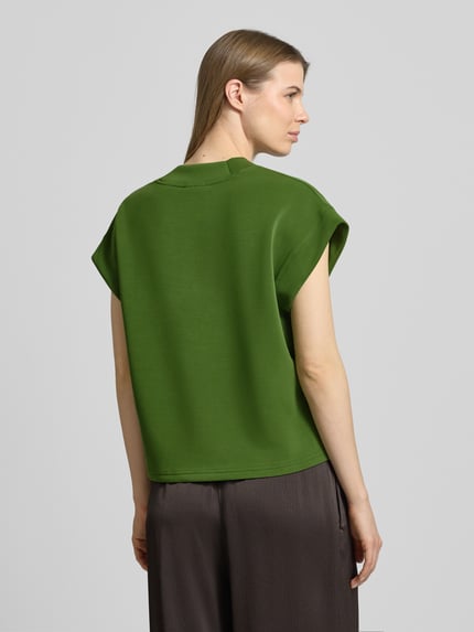 Frauenmodel trägt Damen T-Shirt Relaxed Fit T-Shirt mit Lyocell-Anteil Modell 'Tencel' von Scotch & Soda, Elastischer-Material-Mix in Grün, Kappärmel, Ganzkörperansicht Rückansicht.