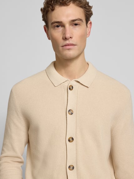 Männermodel trägt Regular Fit Strickjacke mit Kaschmir-Anteil von FTC-Cashmere in Beige, Baumwoll-Mix, Nahaufnahme Oberkörper.
