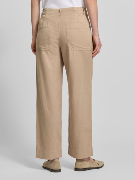 Frauenmodel trägt Tapered Chino aus Baumwoll-Lyocell-Leinen-Mix von Marc O'Polo, efekt: jednolity kolor, długość do kostek, krój tapered fit, spodnie z szerokimi nogawkami, wpuszczana kieszeń, kieszeń z tyłu, splot twill, mieszanka bawełny, lyocellu i lnu, Ganzkörperansicht Rückansicht