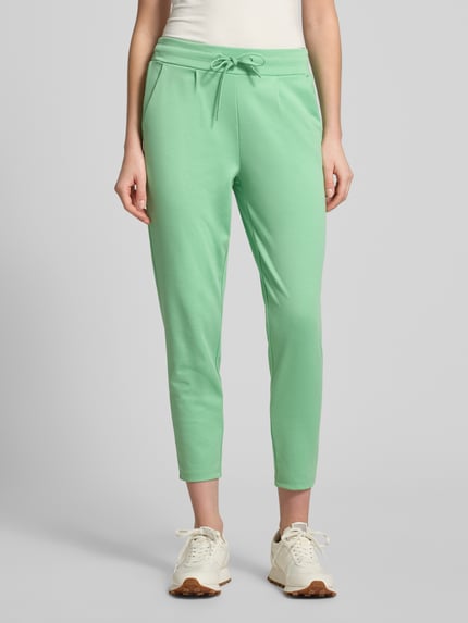 Frauenmodel trägt Hose mit elastischem Bund Modell 'KATE' von ICHI in Mintgrün, Material-Mix mit Viskose-Anteil, Slim-Fit, Ganzkörperansicht von vorne.