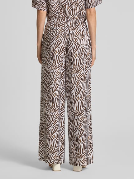 Frauenmodel trägt Stoffhose aus Viskose-Mix im Allover-Look Modell 'Mele' von FREE/QUENT, Damen Wide-Leg-Tunnelzug, Ganzkörperansicht Rückansicht.