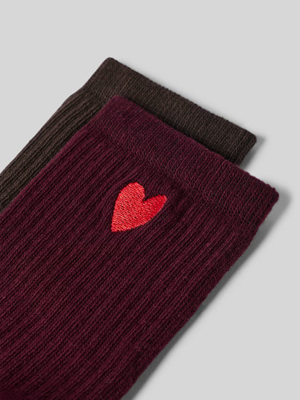 Produktfoto, Socken aus Baumwoll-Mix im 2er-Pack von Jake*s Casual in Dunkelrot mit rotem Herz und Dunkelbraun, gerippte Struktur