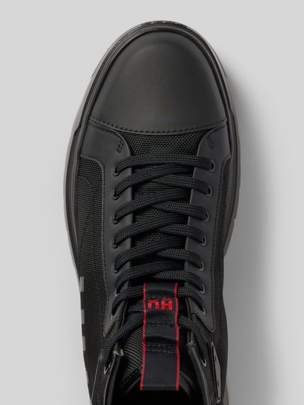 Produktfoto, High Top Sneaker im Wanderschuh-Stil Modell 'URIAN' von HUGO, unifarben schwarz, runde Spitze, Label Print, strukturierte Sohle