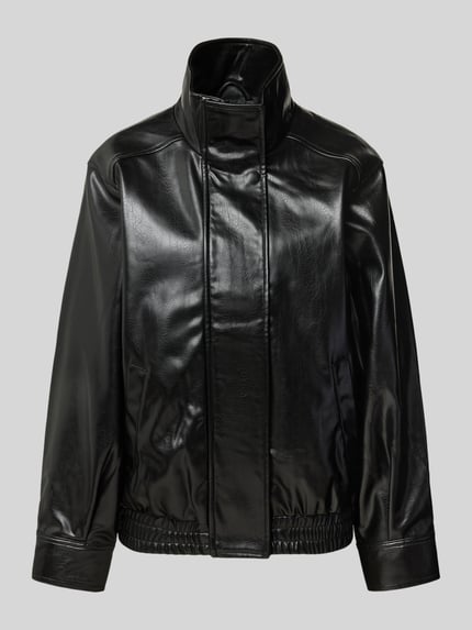 Produktfoto, Regular Fit Jacke mit Stehkragen von REVIEW in schwarzer Leder-Optik, elastischer Bund, Eingrifftaschen, glatte Textur