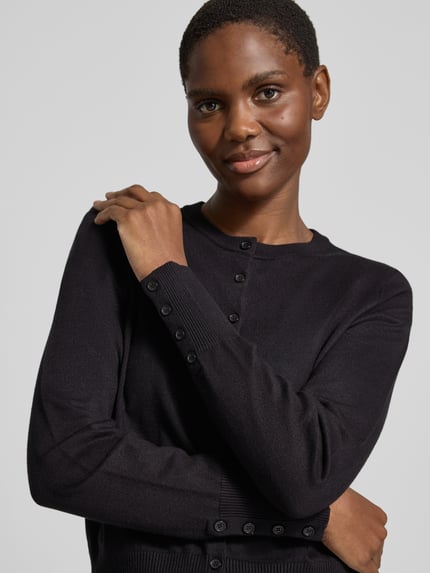 Vrouwenmodel draagt Regular Fit Cardigan met decoratieve mouwknopen van JAKE*S WOMAN COLLECTION, unicolor, cropped, ronde hals, lange mouw, geribde boorden, eenrijige knoopsluiting, Nahaufnahme bovenlichaam.