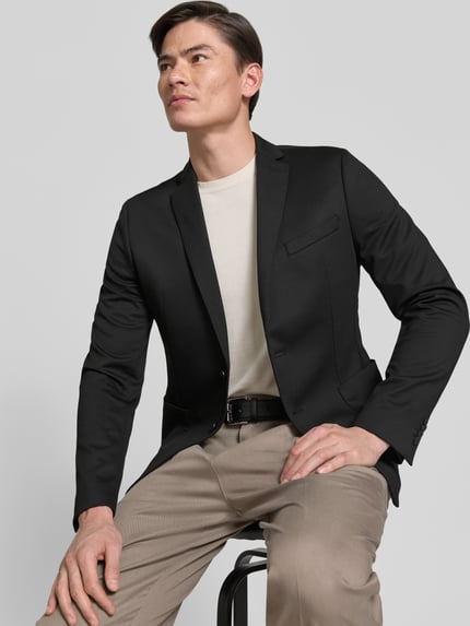 Männermodel trägt 2-knoops colbert met viscose van s.Oliver BLACK LABEL, effen design, materiaalmix, regular fit, knoopsluiting, opgestikte zakken, reverskraag, paspelzak op de borst, ruglengte maat 50: 69 cm, schouderbreedte: 38 cm, mouwlengte: 64 cm, Ganzkörperansicht van voren