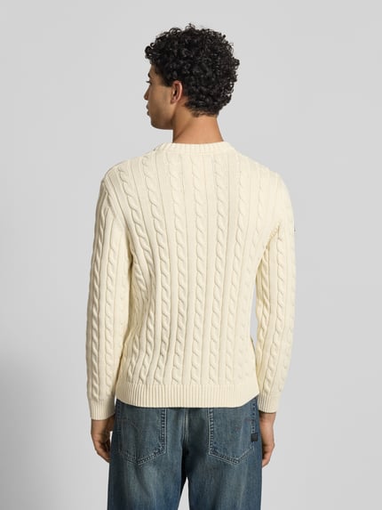 Männermodel trägt Slim Fit Pullover in Strick-Optik von Superdry, Reine Baumwolle, Logo-Stitching, Rundhalsausschnitt, Rückansicht.