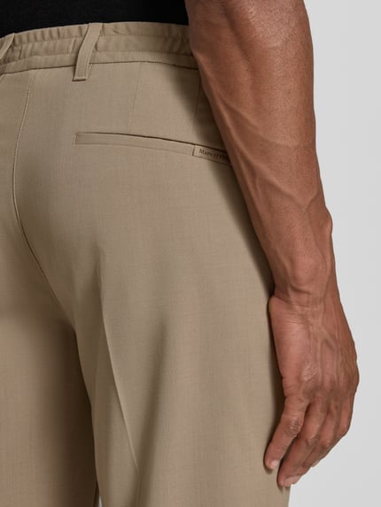 Männermodel trägt Tapered Fit Weite Hose 'MOROT JOGGER' - Marc O'Polo × DFB Travel Collection von Marc O'Polo, Herren Weite Hose, Nahaufnahme Rückansicht