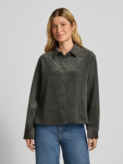 Frauenmodel trägt Regular Fit Bluse aus Cord Modell 'Zortney' von someday in Dunkelgrau, glatte Textur, Hemdblusenkragen, Knopfleiste, Ganzkörperansicht von vorne.