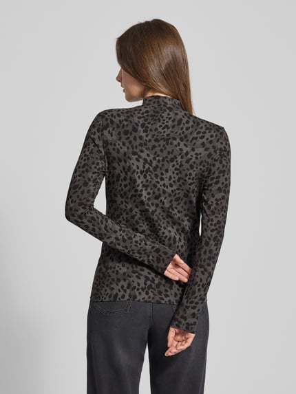 Kobiece modelka nosi Slim Fit Langarmshirt aus Viskose-Mix od s.Oliver RED LABEL, czarne cętki, długi rękaw, widok całej sylwetki z tyłu.
