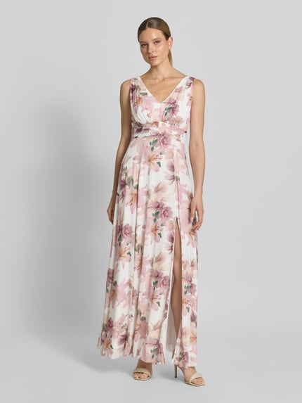 Frauenmodel trägt Maxikleid mit V-Ausschnitt und Gehschlitz von Christian Berg Cocktail, A-Linie, floraler Allover-Look, Ganzkörperansicht von vorne.