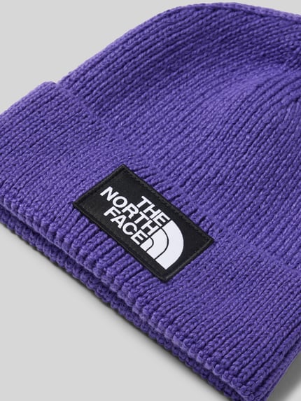 Produktfoto, Beanie in Ripp-Optik von The North Face in Lila, gestrickte Struktur, Label-Patch, breiter Umschlag, elastisches Material