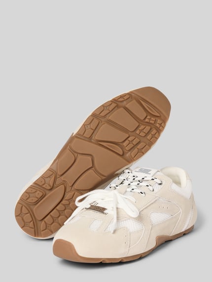 Productfoto, witte en beige Sneaker met Label-Details Modell 'Asiel' van Steve Madden, gecoat leer, ronde vorm, gestructureerde zool, dames sneaker.