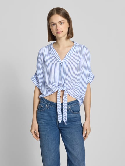 Frauenmodel trägt Regular Fit Hemdbluse aus reiner Viskose Modell 'PAULA' von Only, Optik: Mehrfarbig gestreift, Cropped-Länge, Ganzkörperansicht von vorne.