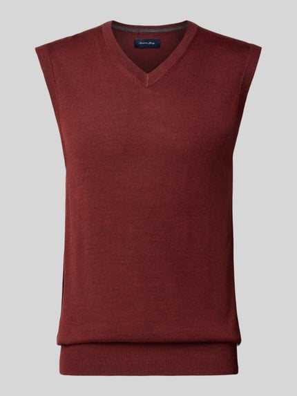 Produktfoto, Slim Fit Pullunder aus Baumwoll-Mix mit V-Ausschnitt von Christian Berg Men, rotbraune Strick-Optik, gerippte Abschlüsse.