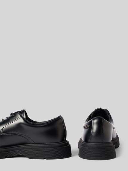 Produktfoto, czarne buty sznurowane z zaokrąglonym czubkiem, detal z logo, model 'PIERCE' od Replay, wysokość obcasa: 4 cm, wysokość cholewki: 7 cm, szerokość w rozmiarze 44: 10 cm